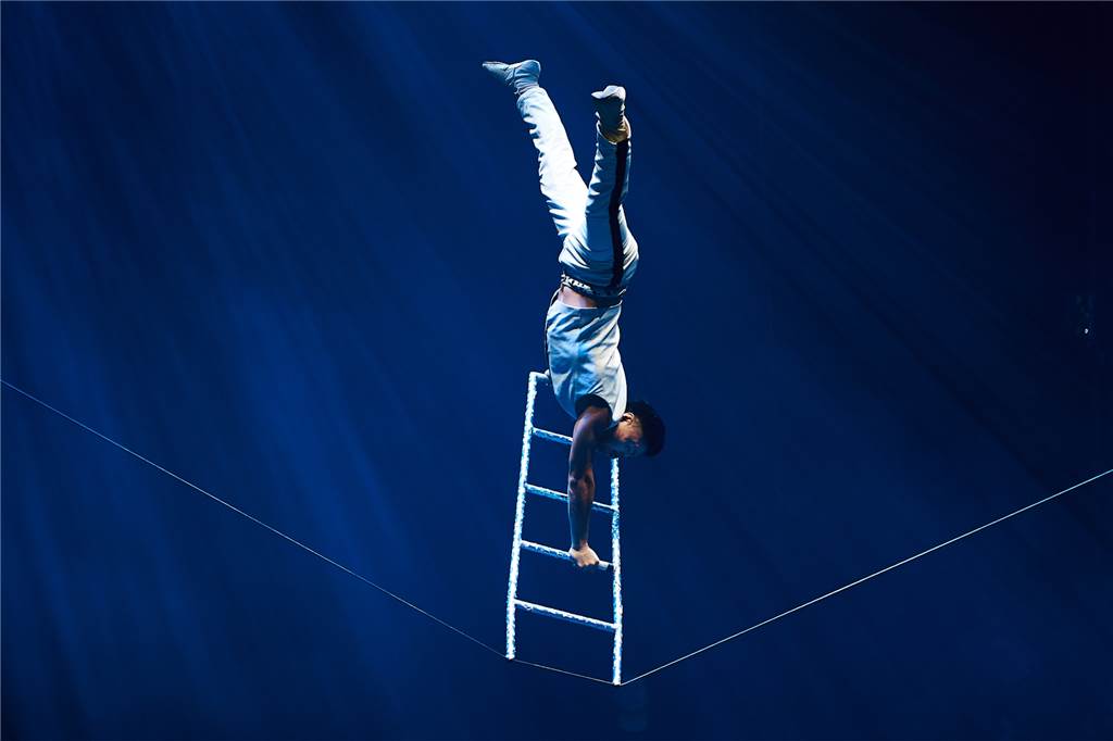 Flic Flac feiert Premiere in Dortmund: Nicht nur Neues, aber noch lange hochmodern Zhang Fan balancierte per Handstand auf einer Leiter auf einem schwingenden Hochseil.