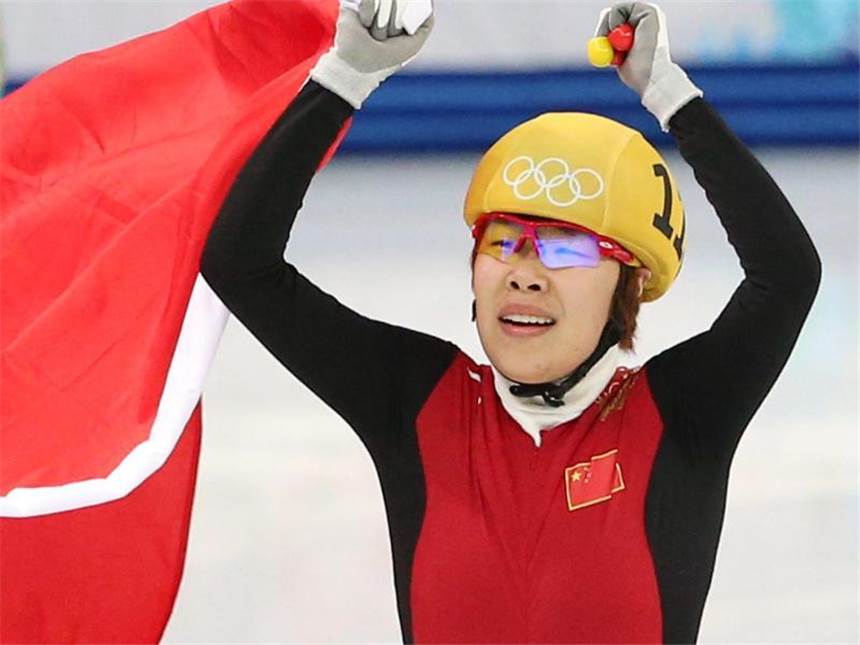 Chinesin Yang wiederholt Olympiasieg über 1500 Meter Zhou Yang freut sich mit Chinas Fahne über ihren Olympiasieg. Foto: Tatyana Zenkovich