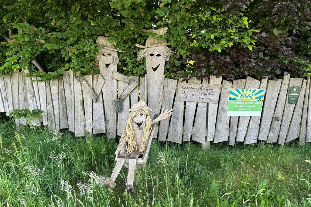 Ziegen streicheln und in einem kleinen Hofladen die Erzeugnisse dees Ziegenkäsehofes erleben, kann man auf dem Campingplatz Brömmel Ziegenhof. Hier führt der Weg direkt über den Hof.