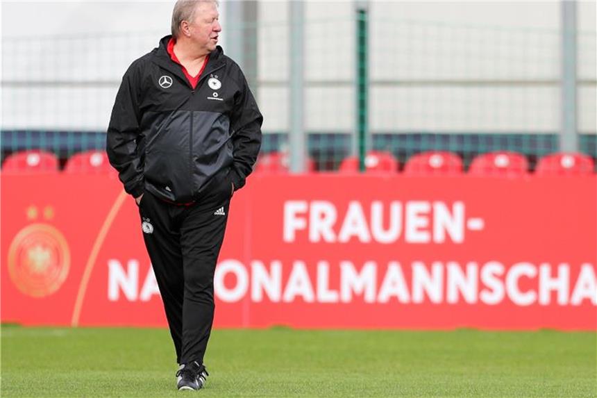 Zieht sich nach Vertragsende beim DFB zurück: Frauen-Interimstrainer Horst Hrubesch. Foto: Jan Woitas