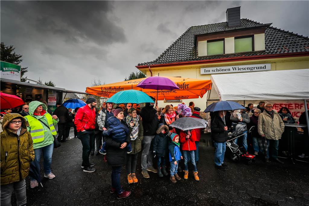 Oberbürgermeister unterstützt Kampf um die Traditionsgaststätte „Im schönen Wiesengrund“ Ziel des Stadtteil-Spaziergangs war die Gaststätte „Im schönen Wiesengrund“.