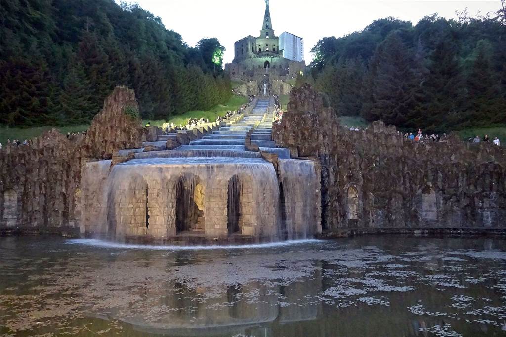 Erstmal in die falsche Richtung: Schwerter trickst überfüllten Zug aus Ziel erreicht: Die Wasserspiele im Schlosspark von Kassel belohnten Wolfgang Güttler für die abenteuerliche Anreise in vollen Nahverkehrszügen.