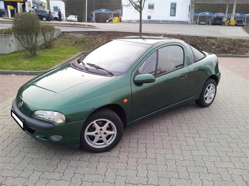 Von der Freundin zum Autoverkauf gezwungen Ziemlich alt und abgenutzt ist dieser Opel Tigra, den ein Hagener mit einer skurrilen Geschichte bei Ebay versteigert.