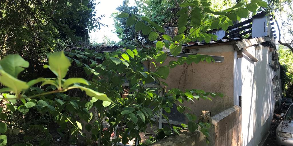 Haus im Vollbrand: „Das ist schon das zweite Mal“, sagen Nachbarn Ziemlich ausgebrannt: Am Tag nach dem Feuerwehr-Einsatz konnte man erkennen, wie stark die Folgen des Brandes waren.