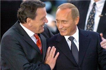 Ziemlich beste Freunde: Der damalige Bundeskanzler Gerhard Schröder begrüßt den russischen Präsidenten Wladimir Putin. Foto: Holger Hollemann