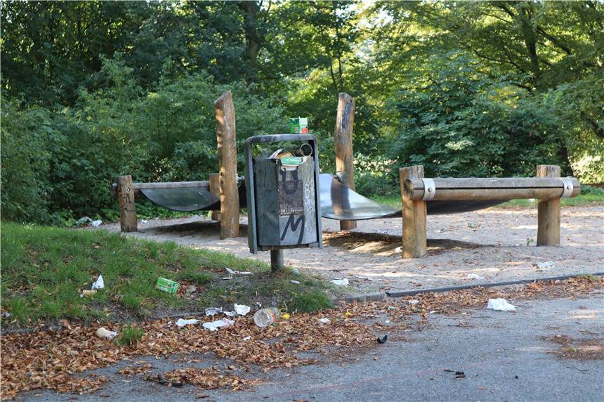 Vermüllter Sand und besprühte Turnhalle schaffen kein gutes Ambiente Ziemlich vermüllt ist der Sandbereich mit dem Spielgerät auf dem Schulhof der Tremonia-Schule an der Sendstraße. Auch der Abfallbehälter quillt über.