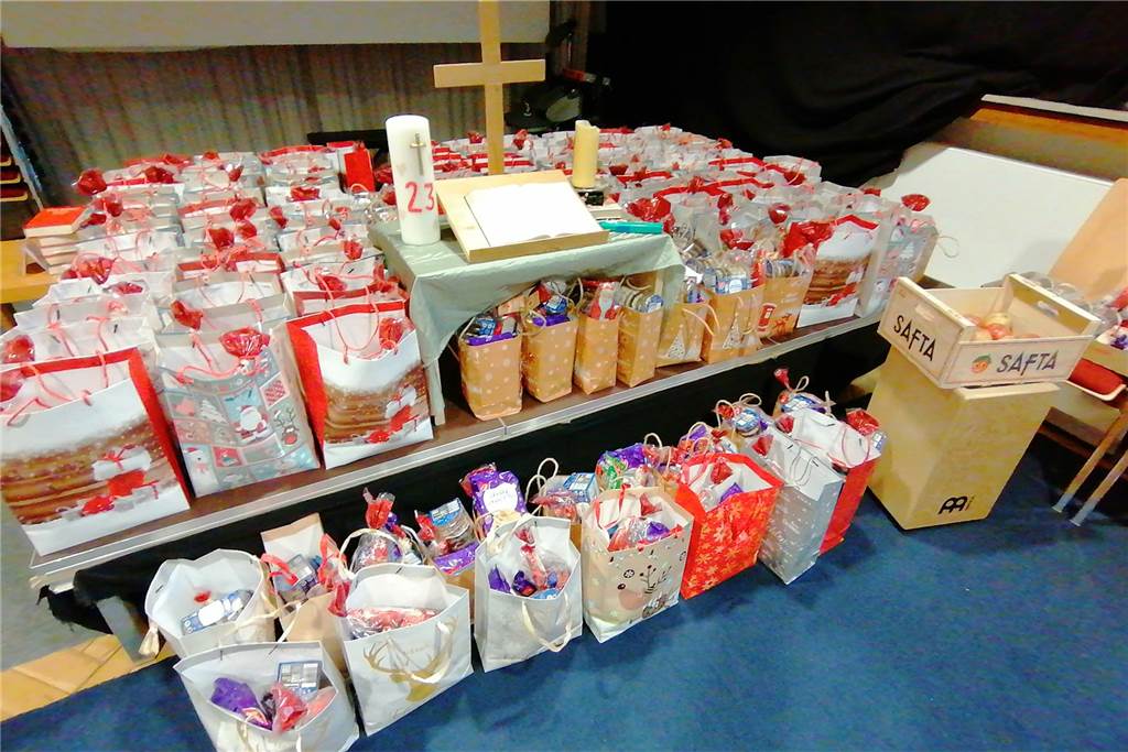 Von Startschwierigkeiten zum Erfolg: „Weihnachten im Wicherhaus“ wird 50 Viele bunt gefüllte Tüten stehen nebeneinander auf und neben dem Tisch.