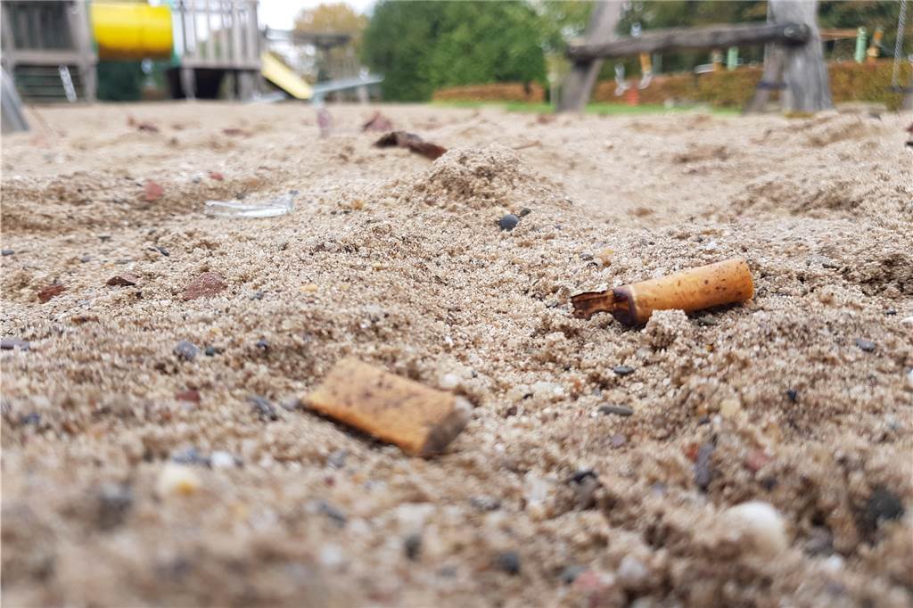 Unbekannte verwüsten Spielplatz im Stiegenpark - Zerstörungen und Glasscherben im Sand Zigarettenkippen und Glasscherben liegen noch immer im Sandkasten des Spielplatzes in der Stiege – eine Gefahr für Umwelt und spielende Kinder.