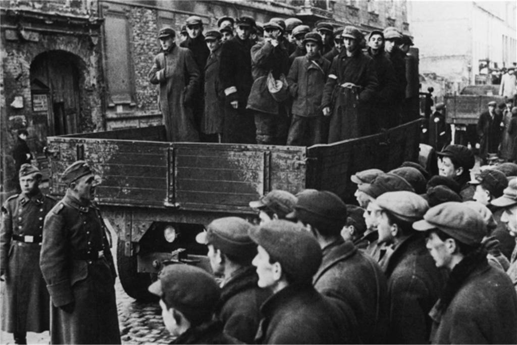 Nazi-Todeswald: Heeker suchen Massengräber von tausenden erschossenen Juden Zigtausende Juden deportierten die Nazis nach Riga und ermordeten sie dort im Todeswald. Unter den Opfern waren aus Juden aus Heek, Stadtlohn, Südlohn, Ahaus oder Vreden.