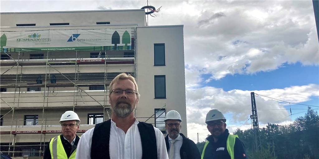 „Das ist ein Sahnestück“: Erstes Richtfest im neuen Innenstadt-Wohnquartier Zimmermann Klaus Lutterbüse, umgeben von Vivawest-Chef Uwe Eichner (v.l.) und den Beta-Geschäftsführern Achim Krähling und Dirk Salewski sprach den Richtspruch beim Richtfest für die ersten Wohnhäuser auf dem alten Südbahnhof-Gelände.