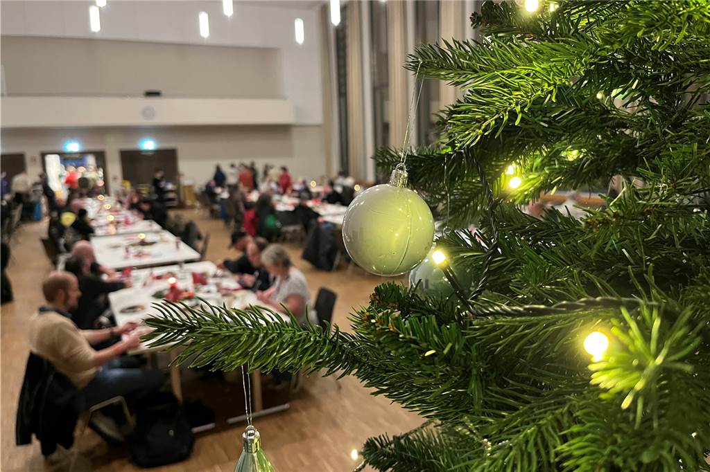 Heiliger Abend für Wohnungslose in Dortmund - Stefan (43): „Ich bin einfach nur dankbar“ Zirka 170 Gäste bewirteten die Helfer der Diakonie bei der Weihnachtsfeier für Obdachlose an Heiligabend.