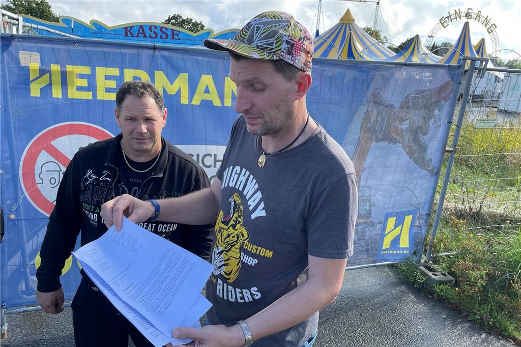 Stadt droht 5000-Euro-Strafe an: Was steckt hinter dem Zirkus-Verbot? Zirkussprecher Frank Schiffermann zeigt ein Schreiben der Stadt von 31. August 2023. Darin droht die Verwaltung 5000 Euro Strafe an, wenn er Aufführungen veranstaltet. Mike Lauenburger, Zirkusdirektor, kann das nicht verstehen.
