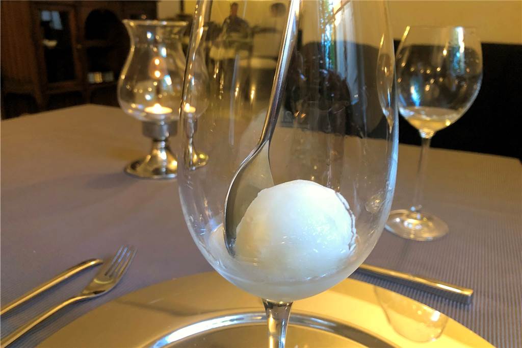 Blind Date mit der Spitzenküche im Clemens in Ammeloe Zitronensorbet mit Wodka vor dem Hauptgang