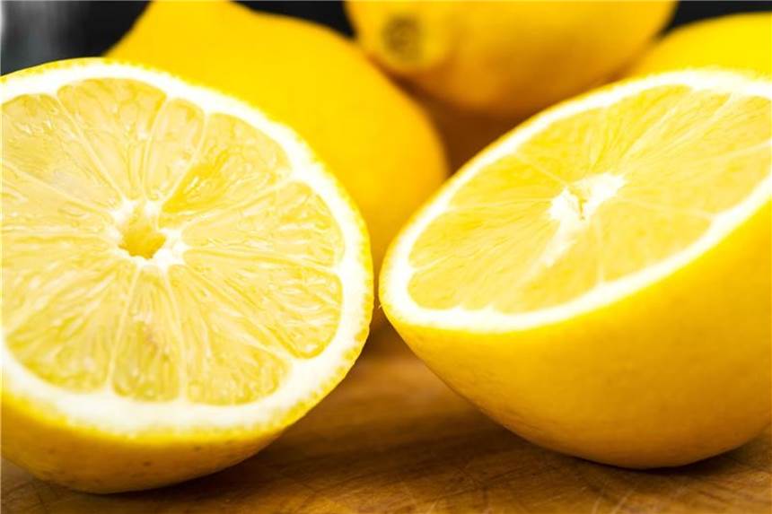 Zitrusöl hat entzündungshemmende Wirkung Zitrusöl wird aus den Fruchtschalen von Zitronen gewonnen. Foto: David Ebener
