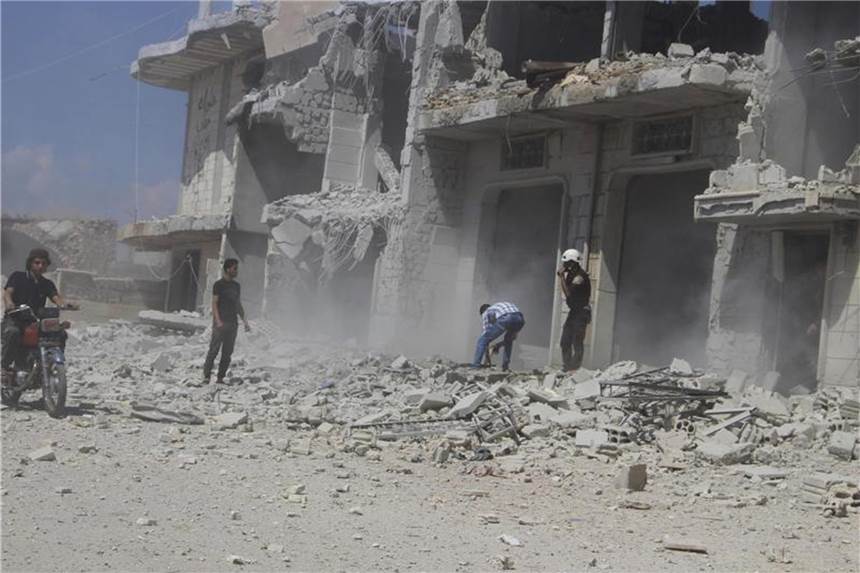 Angriffe auf syrische Rebellenprovinz Idlib Zivilisten und Zivilschutzarbeiter neben einem Gebäude in Hobeit bei Idlib, das durch einen Luftangriff der syrischen Regierung zerstört wurde. Foto: Syrian Civil Defense White Helmets/AP