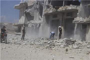 Zivilisten und Zivilschutzarbeiter neben einem Gebäude in Hobeit bei Idlib, das durch einen Luftangriff der syrischen Regierung zerstört wurde. Foto: Syrian Civil Defense White Helmets/AP