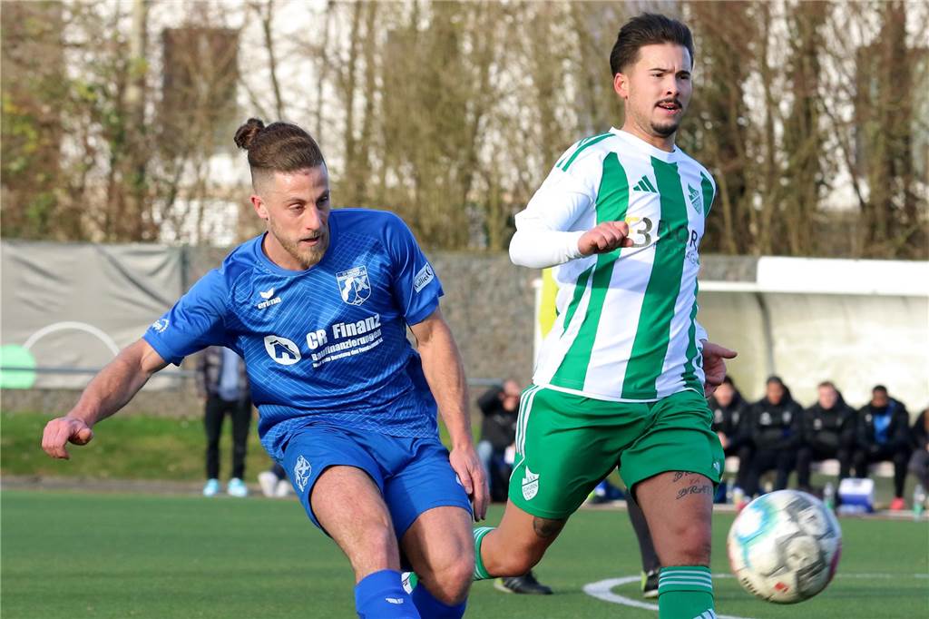 BSV-Kämpfer will den Hallen-Pokal wieder nach Schüren holen: Sechser geht gegen Hombruch voran Fußballspieler im Zweikampf.