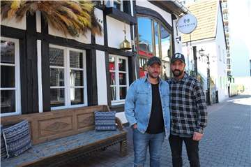 Ziya Dindar (l.) hat an der Herrenstraße 14 ein neues Lokal eröffnet, das Restaurant und Einzelhandel miteinander verbindet. Zu seinem Team gehört auch Mitarbeiter Salih Altin.