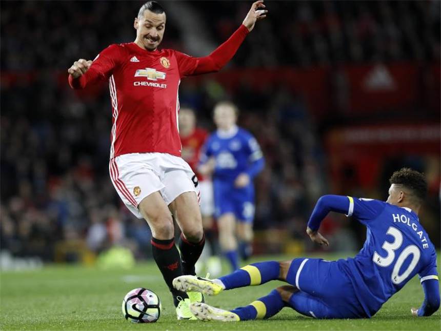 Manchester United 1:1 gegen FC Everton Zlatan Ibrahimovic (l) rettete Manchester United gegen den FC Everton einen Punkt. Foto: Martin Rickett