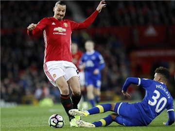 Zlatan Ibrahimovic (l) rettete Manchester United gegen den FC Everton einen Punkt. Foto: Martin Rickett