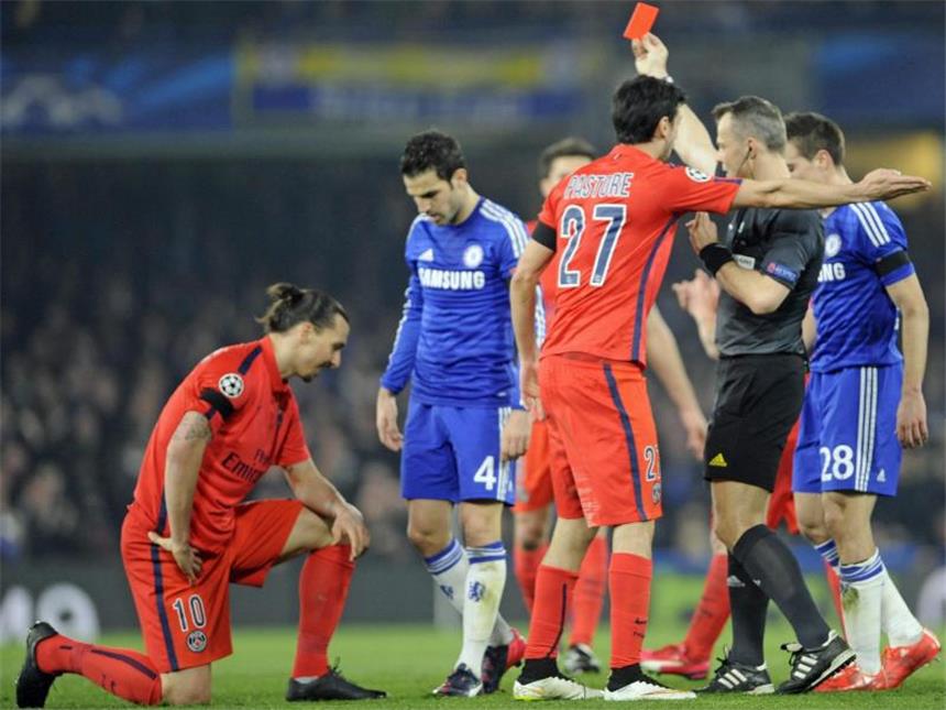 Trotz Rot für Ibrahimovic: Paris bei Chelsea weiter Zlatan Ibrahimovic wird beim Stand von 0:0 vom Platz gestellt - Fehlentscheidung. Foto: Gerry Penny