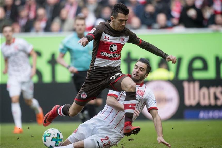 St.-Pauli-Profi Sobota fällt mehrere Wochen aus Zog sich bei der Pauli-Niederlage in Düsseldorf auch noch eine Verletzung zu: Waldemar Sobota. Foto: Bernd Thissen