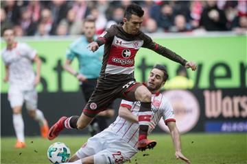 Zog sich bei der Pauli-Niederlage in Düsseldorf auch noch eine Verletzung zu: Waldemar Sobota. Foto: Bernd Thissen