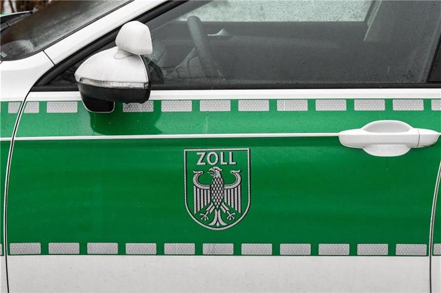 Kreise: Scholz will Personal beim Zoll massiv aufstocken Zoll-Fahrzeug in Erfurt. Finanzminister Olaf Scholz präsentiert in der Bundeshauptstadt die Bilanz der Behörde vor. Foto: Jens Kalaene