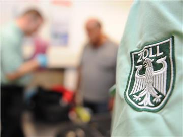 Zollbeamte durchsuchen Koffer: Touristen tappen mit verbotenen Souvenirs vom Urlaubsort immer wieder in die Falle. (Bild: dpa)