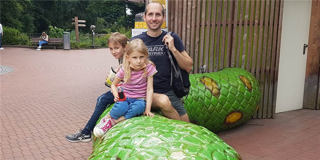 Freier Eintritt im Zoo - Wie kommt das bei Familien an? Sebastian, Aaron (9) und Araya (7) freien sich über den kostenlosen Eintritt.