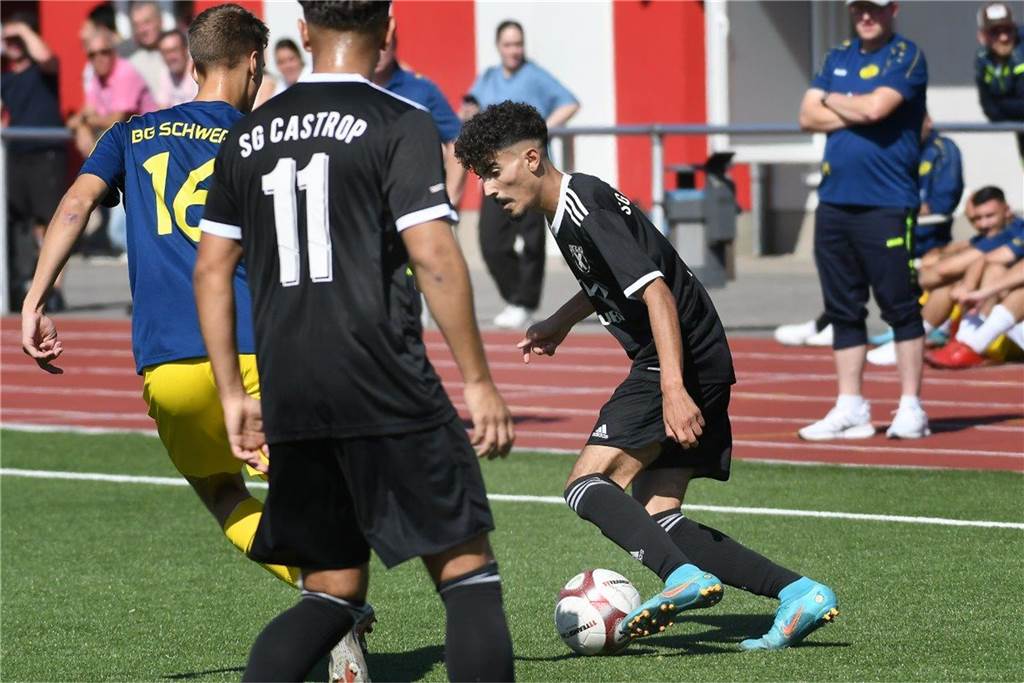Castrop-Rauxel: Uwe Kisker fühlt sich bedroht und fliegt vom Platz - Entschuldigung akzeptiert Zouhir Akrifou (r.) spielte eine unrühmliche Rolle in der Partie SG Castrop gegen BG Schwerin.
