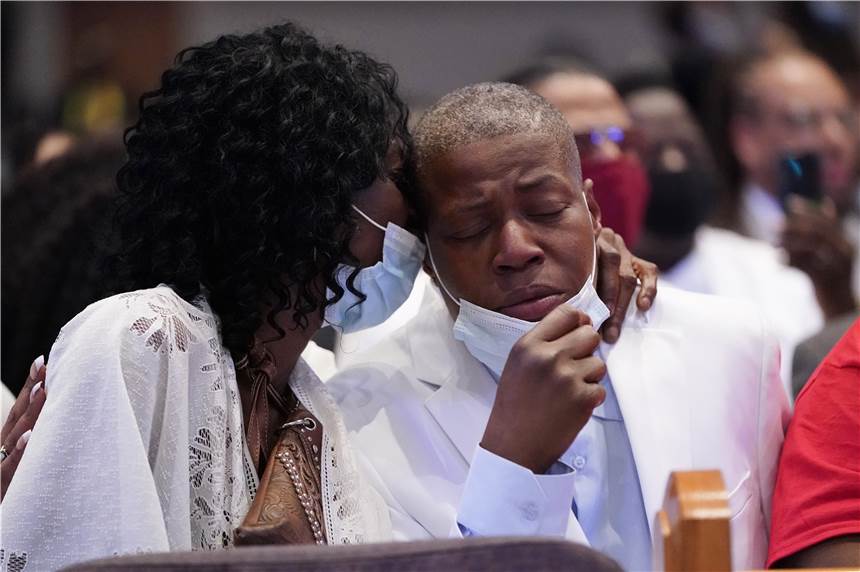 Abschied von George Floyd: Nach Trauerfeier bleibt eine tiefe Wunde Zsa Zsa Zsa Floyd (l) umarmt LaTonya Floyd, Schwestern von George Floyd, während der Trauerfeier für George Floyd in der Fountain of Praise Church.