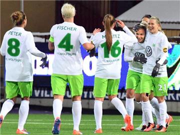 Zsanett Jakabfi (2.v.r.) feiert mit den Wolfsburger Frauen ihren Treffer zum 4:1. Foto: Conny Sillen