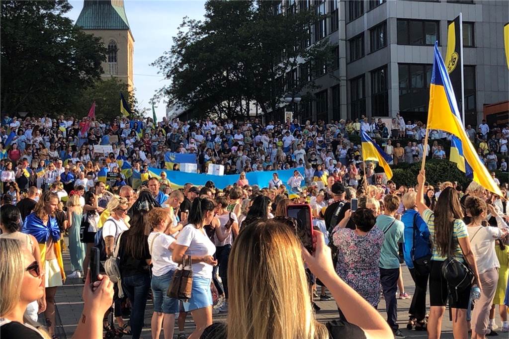 Hunderte Menschen demonstrieren in der City für Frieden in der Ukraine Zu Beginn der Demonstration sammelten sich Hunderte Teilnehmer an der Katharinentreppe.