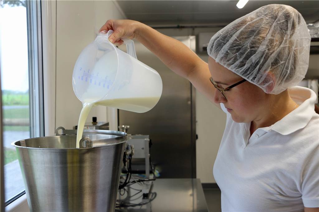 Bettina Hueske verwirklicht Traum: Eis vom Bauernhof aus eigener Produktion Zu Beginn der Eisproduktion auf dem Hof steht das Verarbeiten der Rohmilch von den eigenen Kühen.