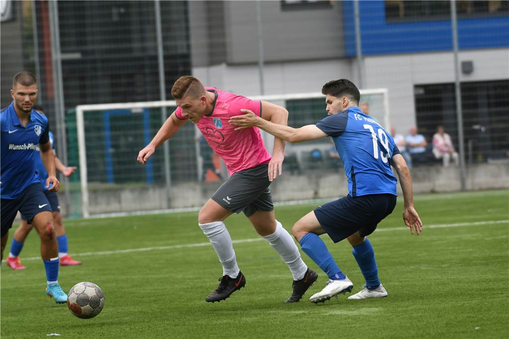 Neuer Stadtmeister: FC Frohlinde krönt sich nach zweimaligem Rückstand gegen Wacker Obercastrop Zu Beginn der Partie hatte noch der SV Wacker Obercastrop (pinke Trikots) die Nase vorn.