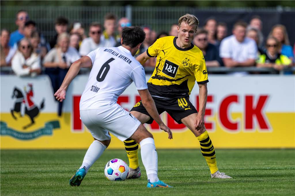 BVB-Stürmer Rijkhoff blickt zurück auf „schwierige Wochen“: Berater van Burik in Dortmund gesichtet Julian Rijkhoff führt den Ball.