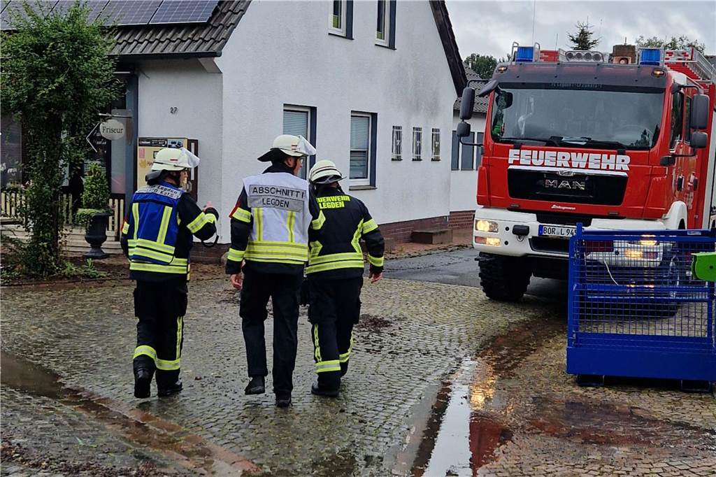 Hochwasser hält Feuerwehr in Atem: Unterstützung aus dem Kreisgebiet vor Ort Einsatzkräfte der Feuerwehr Legden