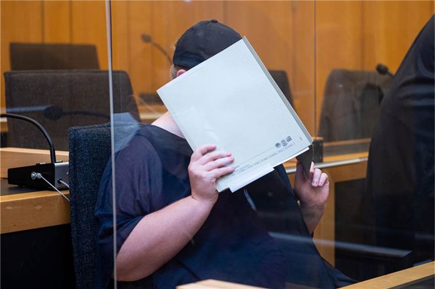 Missbrauchskomplex Münster: Mutter von Opfer vor Gericht Zu Beginn des Prozesses im Missbrauchskomplex Münster sitzt die Mutter eines Opfers im Landgericht Münster und verdeckt ihr Gesicht mit einer Mappe.