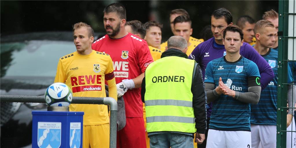 Video: Für DSC-Keeper Daniel Schultz war Obercastroper Tor ein krummes Ding Zu Beginn des Westfalenliga-Duells beim SV Wacker Obercastrop ahnte Daniel Schultz (2.v.l.) noch nicht, dass er zum 1:1 ein kurioses Tor kassieren würde.