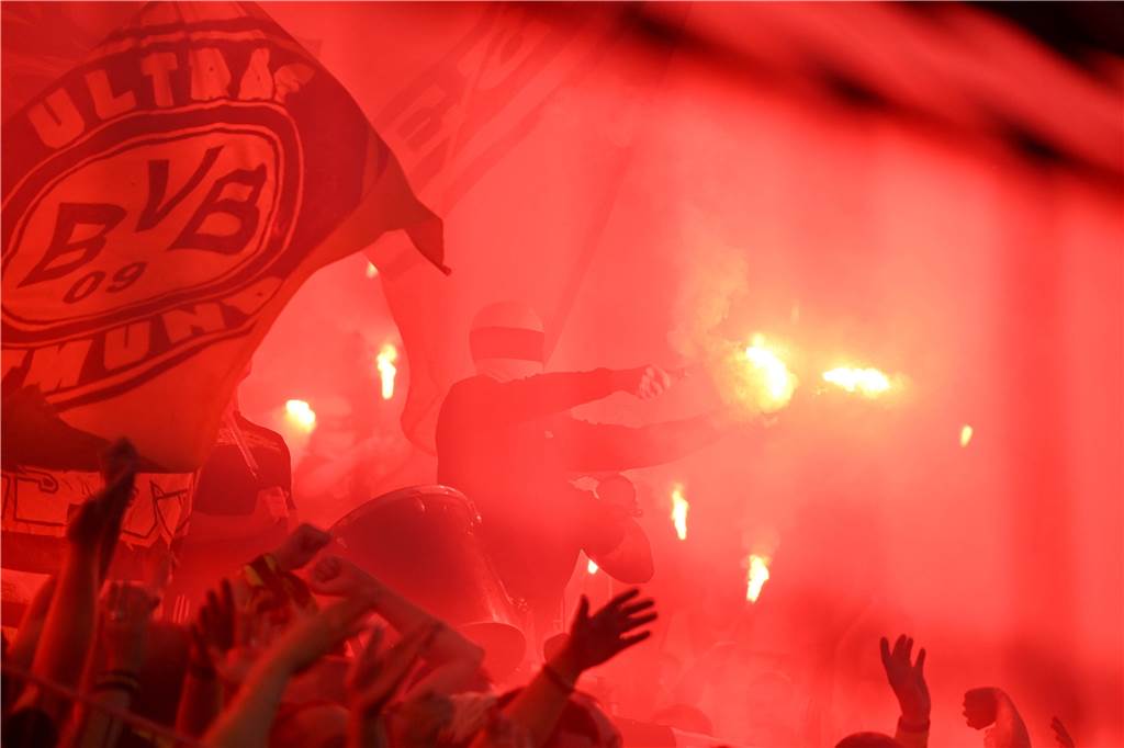 Pyro-Irrsinn im BVB-Stadion: So steht die neue Freiheit auf dem Spiel Zu Beginn des zweiten Durchgangs wurde auch auf der Südtribüne massiv Pyrotechnik gezündet.