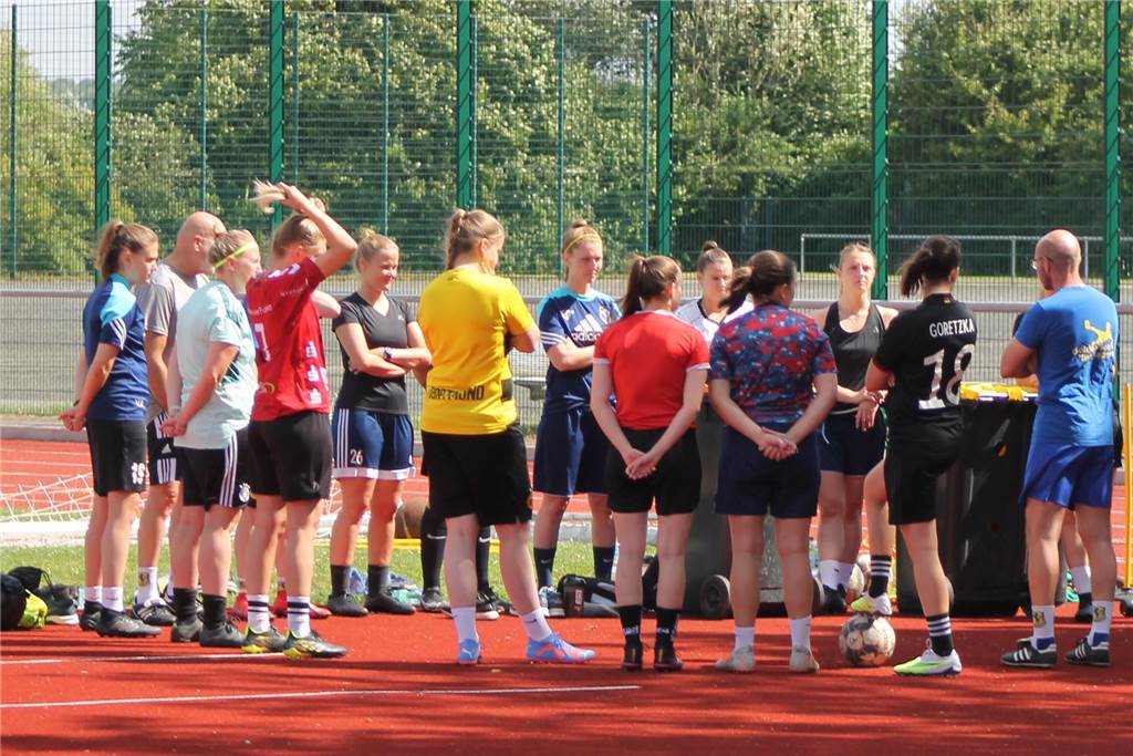 Trainingsauftakt der BSV-Frauen: „Die Liga ist eine Wundertüte“ Zu Beginn gab es eine kurze Besprechung, ehe die BSV-Frauen das Training aufnahmen.