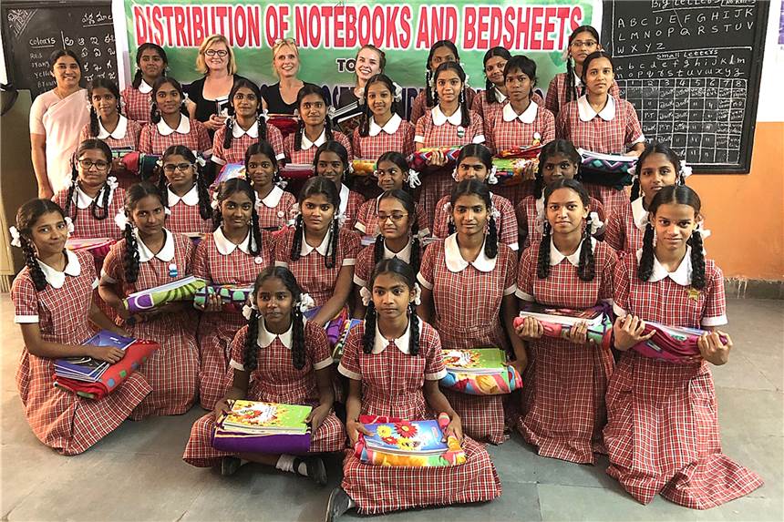 Zu Beginn ihres Aufenthaltes in Indien haben Edith Schulte-Huxel, Luna Stender und Barbara Stender auch die „St. Joseph`s Girls Telugu Medium High School“ besucht und den Schülerinnen Geschenke überreicht. 