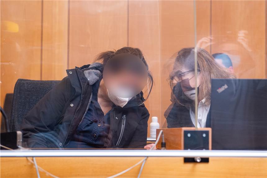 Tödliche Autofahrt im Münsterland: „Es tut mir unheimlich leid“ Zu Beginn im Prozess um tödliche Amokfahrt im Münsterland, sitzt die Angeklagte (l) im Landgericht Münster neben ihrer Verteidigerin Ulrike Baumann hinter einer Scheibe.