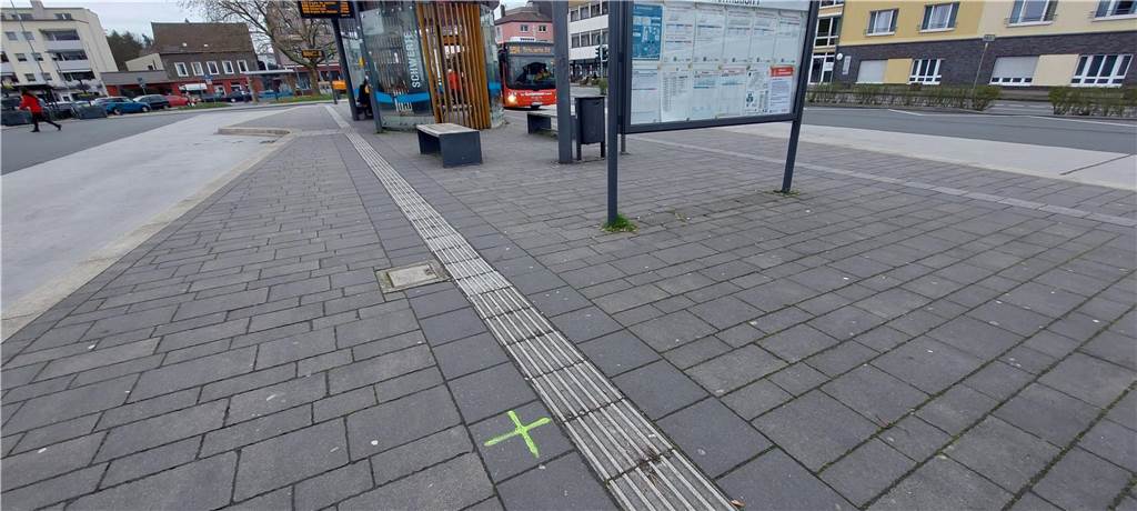 Dauersuche nach Weltkriegs-Bomben: Jetzt soll der Boden geöffnet werden Zu Beginn sah es noch nach wenigen Bohrlöchern aus. Dieses Foto stammt von Anfang April.