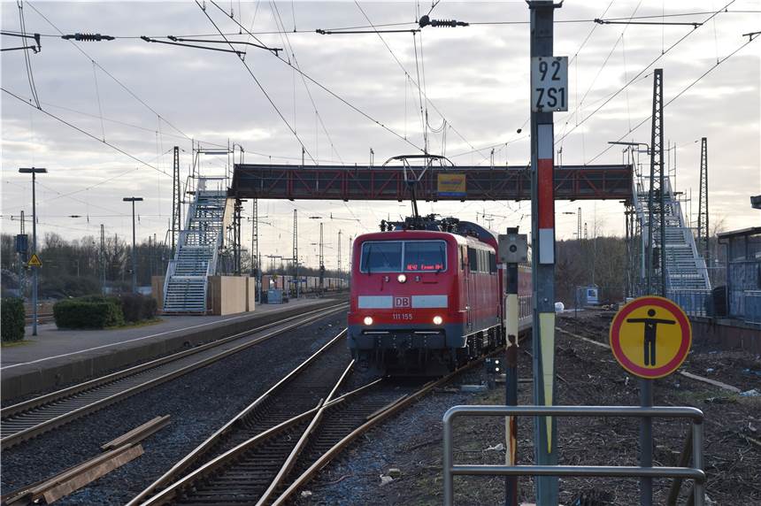 Fahrplanänderungen, Umleitungen und Zugausfälle bei der Bahn - was Pendler wissen müssen Zu Behinderungen im Bahnverkehr kommt es auch im Dezember.