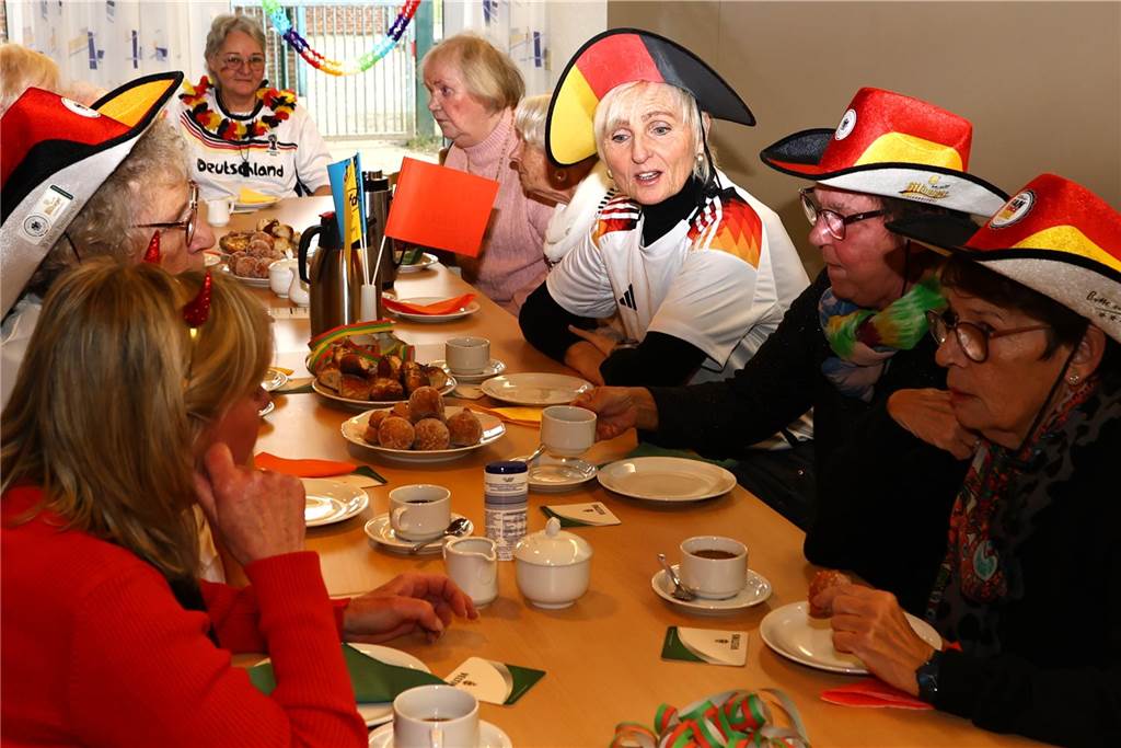 Frauen feiern bei der KFD Hamm-Bossendorf Karneval in Haltern