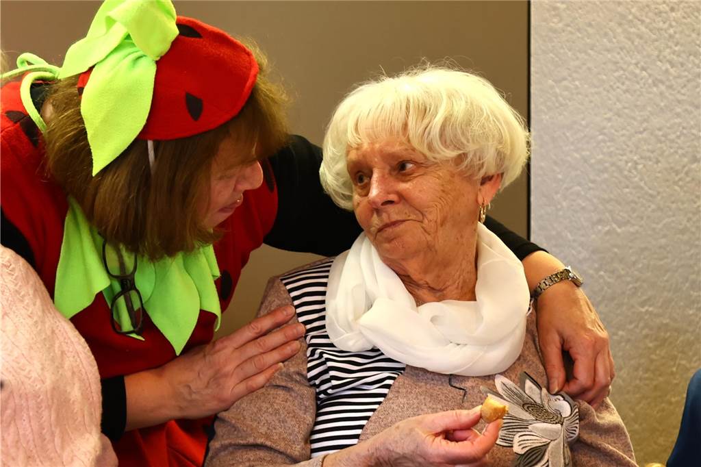 Frauen feiern bei der KFD Hamm-Bossendorf Karneval in Haltern