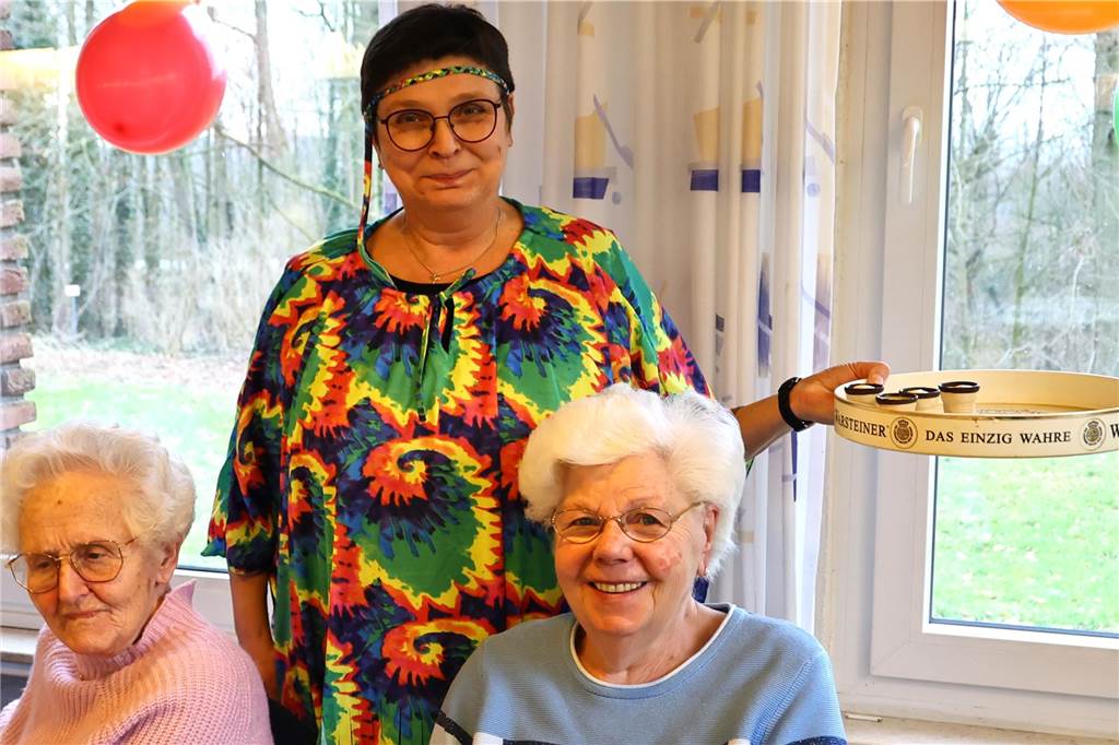 Frauen feiern bei der KFD Hamm-Bossendorf Karneval in Haltern