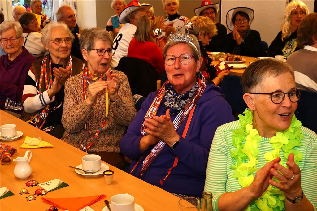 Frauen feiern bei der KFD Hamm-Bossendorf Karneval in Haltern